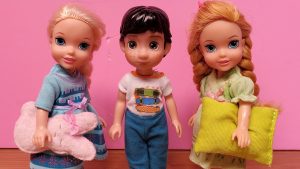 Surprise guest ! Elsa & Anna toddlers – Barbie – bedtime – pet frog